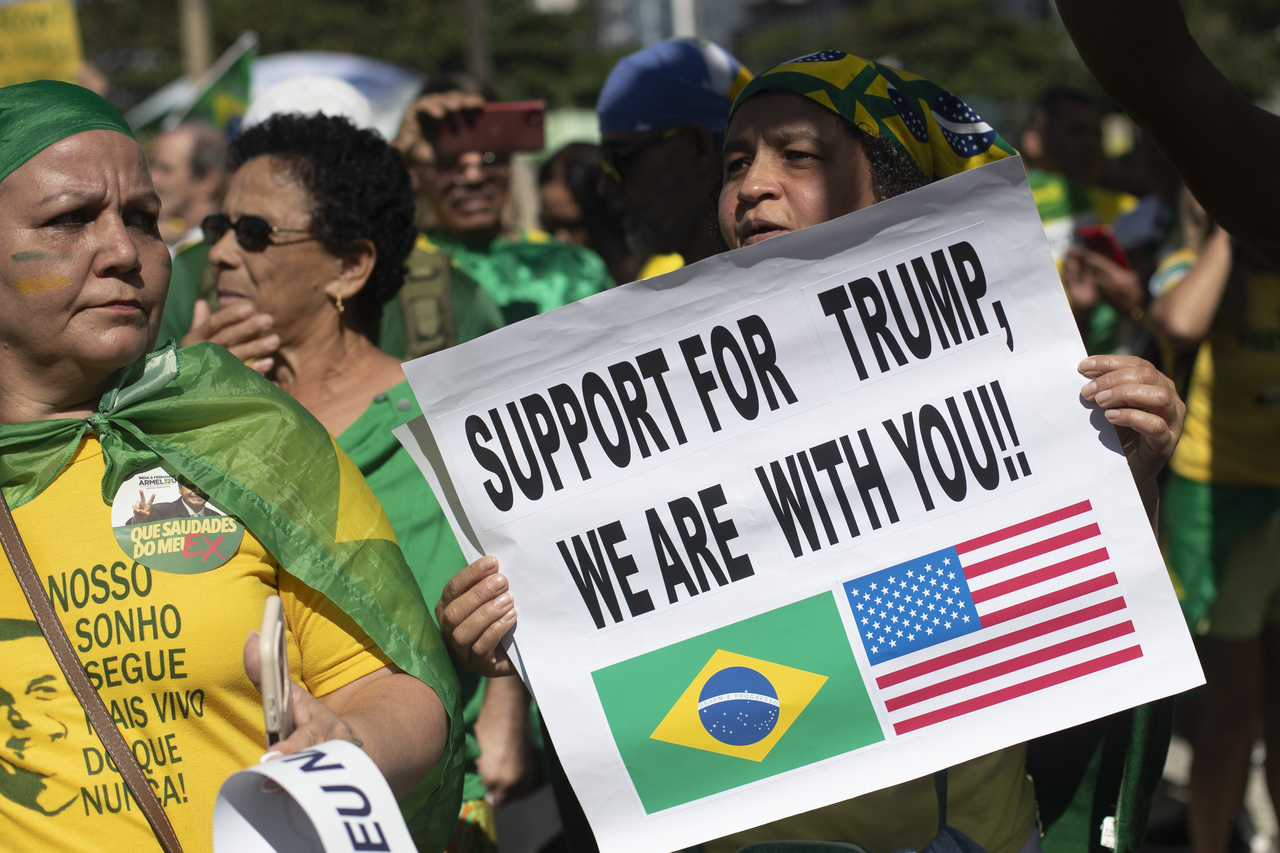 People take part in a demonstration to protest former President Jair Bolsonaro's Supreme Court trial in Rio de Janeiro, Sunday. (AP-Yonhap)
