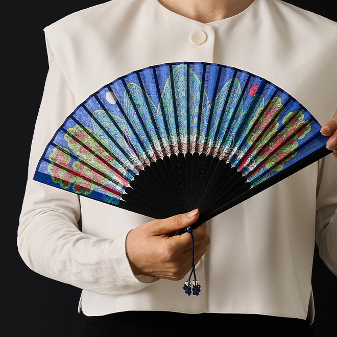 A folding fan featuring "Irworobongdo," a traditional Korean folding screen design that depicts the sun, moon and five mountain peaks, based on a 19th-century painting (National Museum of Korea)