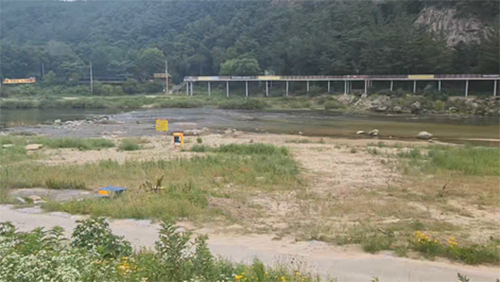 지난달 9일 충남 금산 기러기공원(원골유원지)에서 물놀이를 하다 숨진 20대 4명이 입수한 지점(사진 왼편). 유족 측은 이곳에 토토사이트 콬 발생 나흘이 지나서야 물놀이 금지구역 표지판과 인명구조 장비함이 설치됐다고  주장했다. [유족 제공]