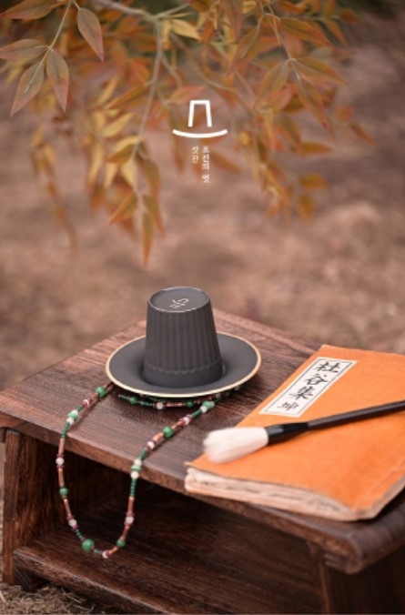 A ceramic cup and coaster set is inspired by a gat, the iconic horsehair hat once worn by noblemen in the Joseon era. (National Museum of Korea)