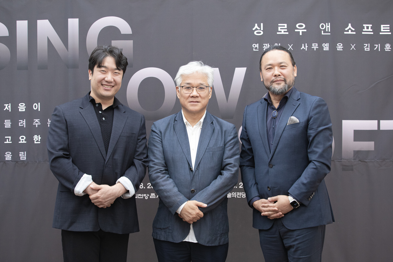 From left: Baritone Kim Gi-hoon, bass Youn Kwang-chul and bass-baritone Samuel Youn pose during a press conference at Museum Hanmi in Samcheong-dong, Seoul, Tuesday. (Arts & Artists)