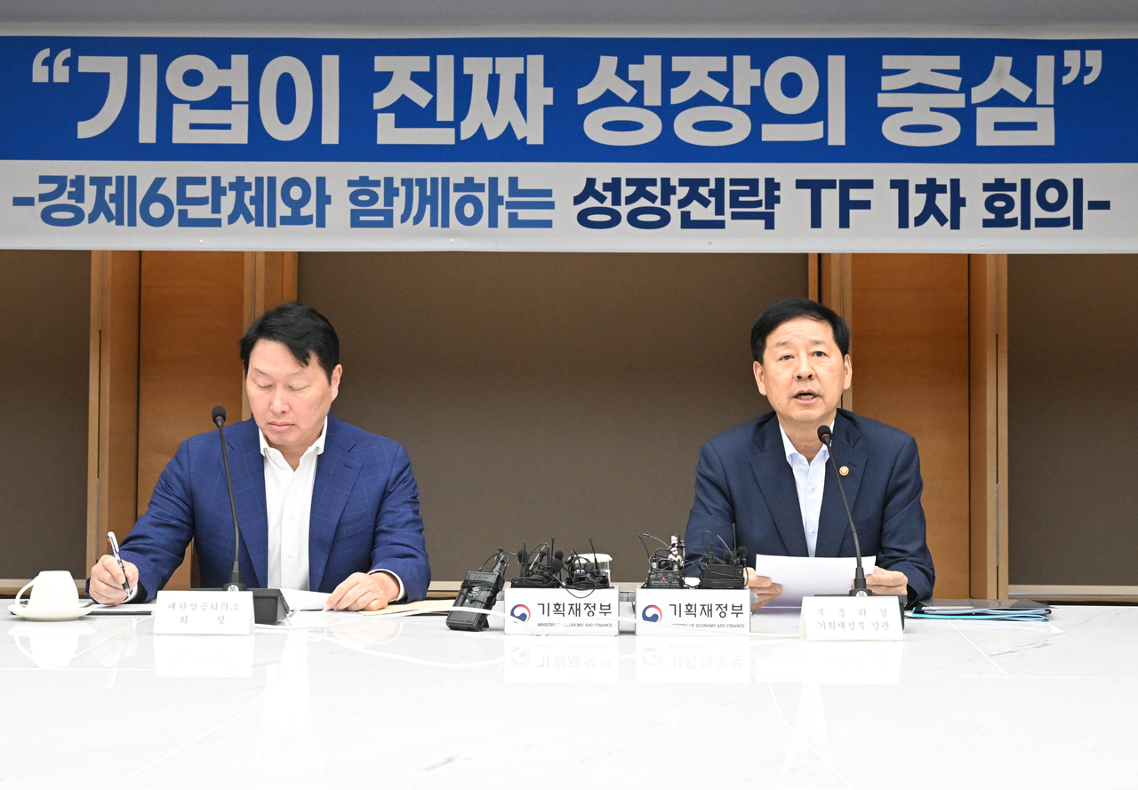 구윤철 부총리 겸 기획재정부 장관이 5일 서울 중구 대한상공회의소에서 경제6단체가 참석한 가운데 열린 성장전략 TF 1차회의에서 모두발언을 하고 있다. [기획재정부 제공]