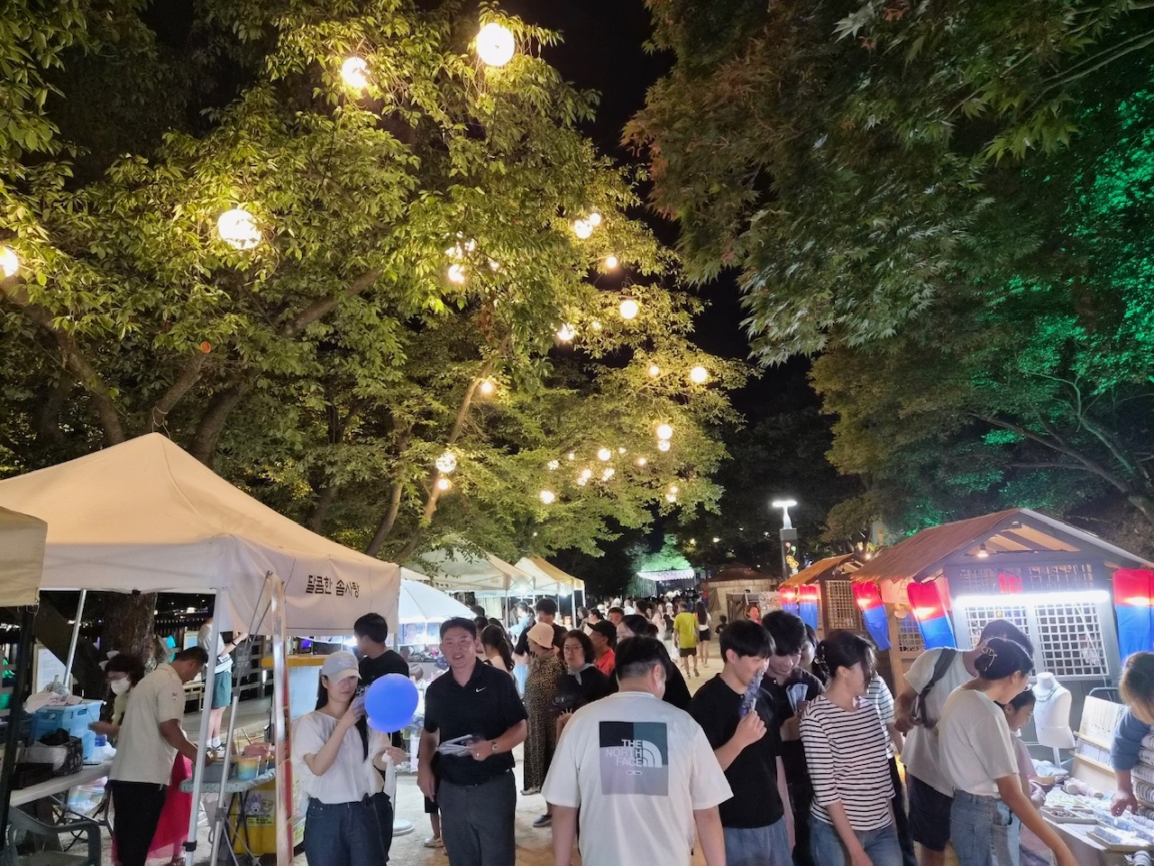 1일 부터 10일까지열리는 안동의 대표 야간 관광 프로그램인 ‘월영야행’에  첫 주말 11만명이 찾아 성황을 이뤘다 [안동시 제공]
