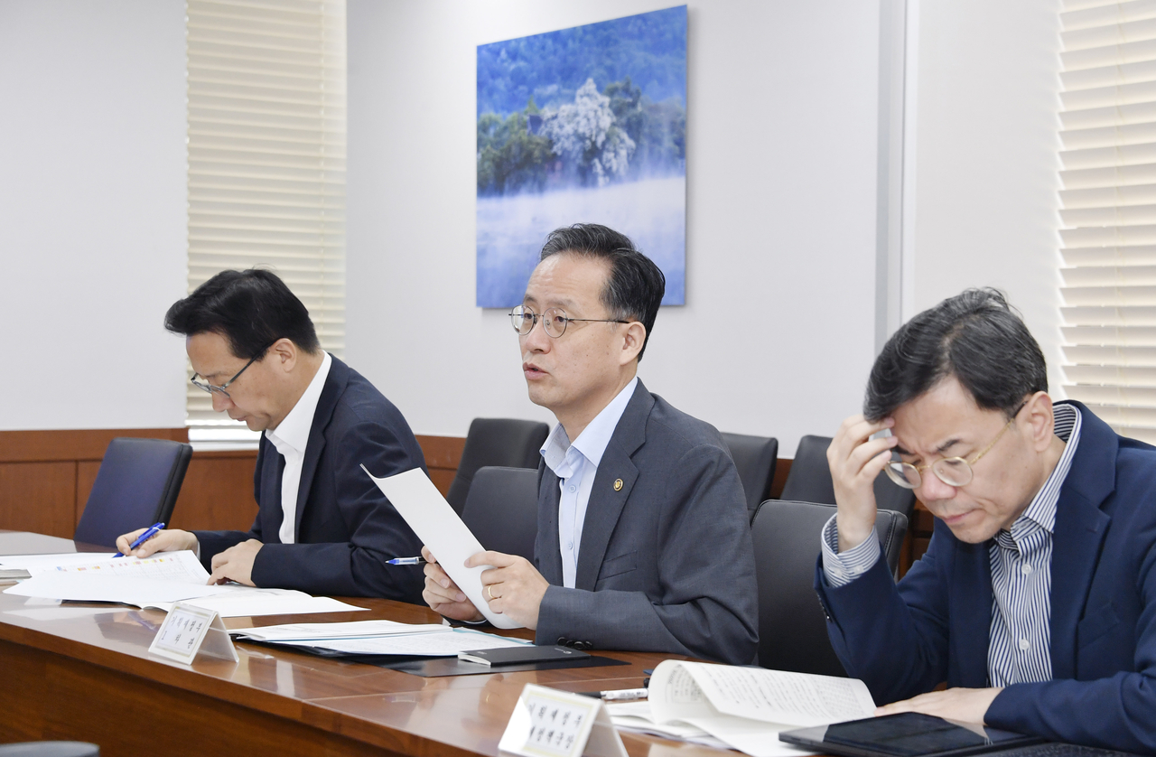 이형일 기획재정부 차관이 5일 오전 서울 종로구 정부서울청사에서 열린 ‘제52차 물가관계차관회의’를 주재, 모두발언을 하고 있다. [기획재정부 제공]