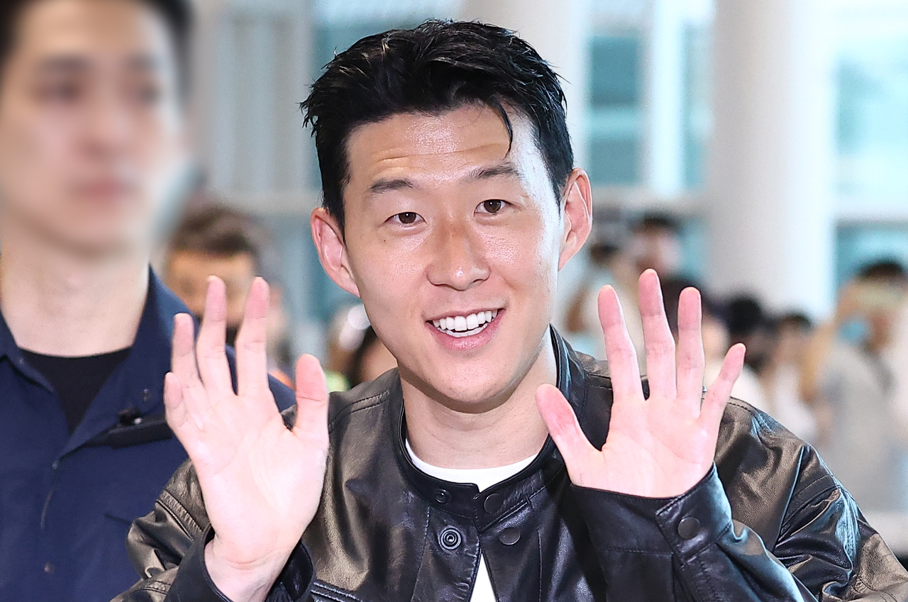 토트넘과의 결별 소식을 전한 손흥민이 5일 인천 영종도 인천국제공항 2터미널 출국장으로 향하고 있다. 손흥민은 미국프로축구(MLS) 로스앤젤레스FC(LAFC) 입단이 유력한 것으로 알려졌다. [연합]