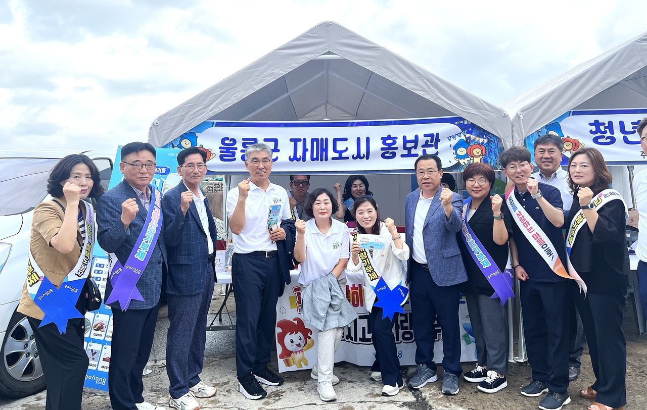 임주희(가운데) 포항시의회 경제산업위원장이 자매도시 홍보관에서 울릉군 의회, 포항시 대표단과 함께 기념사진을 찍고 있다.