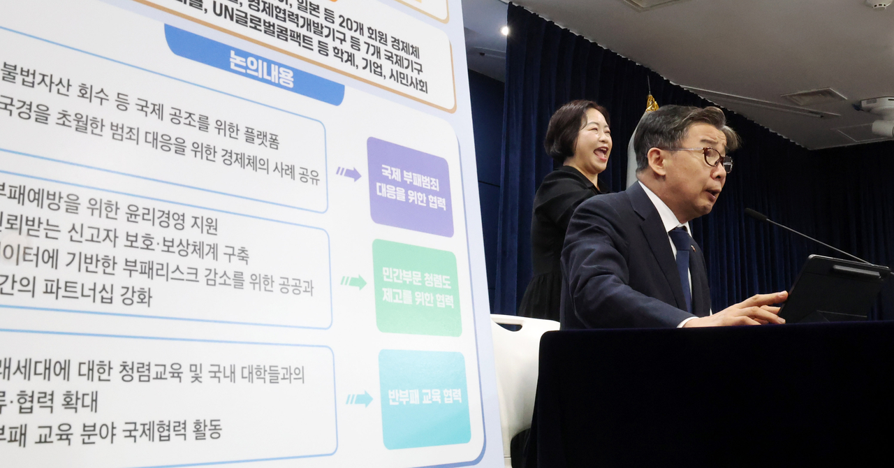 Ryu Chul-whan (right), chair of the Anti-Corruption and Civil Rights Commission, speaks during a press briefing held in Seoul, Monday. (Newsis)