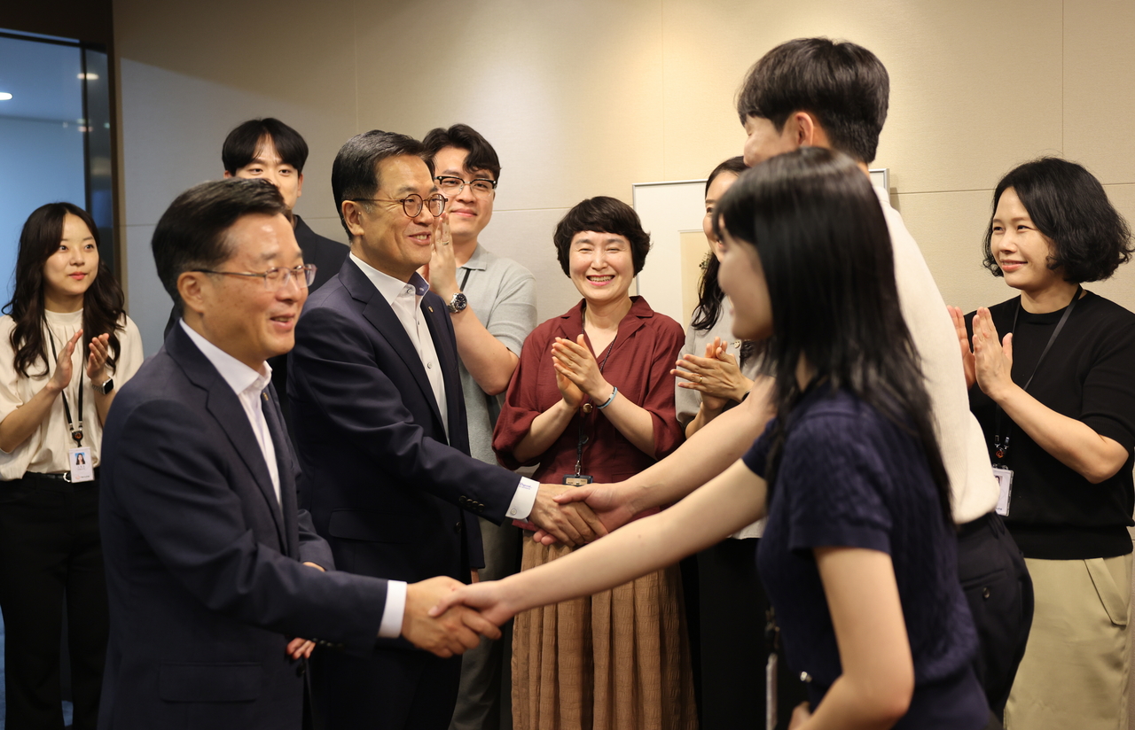 한화생명 신임 각자 대표이사인 권혁웅(앞줄 왼쪽 첫 번째) 부회장과 이경근(앞줄 왼쪽 두 번째) 사장이 5일 서울 여의도 한화생명 본사 내 임직원들을 찾아 직접 인사하며 악수를 하고 있다. [한화생명 제공]