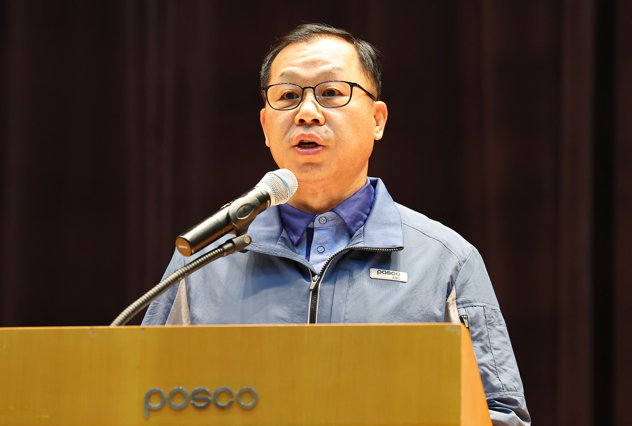 This photo taken July 29 shows Posco E&C President and CEO Jeong Hee-min giving a briefing on a fatal incident at a construction site overseen by the company, at its headquarters in Incheon, just west of Seoul. (Yonhap)
