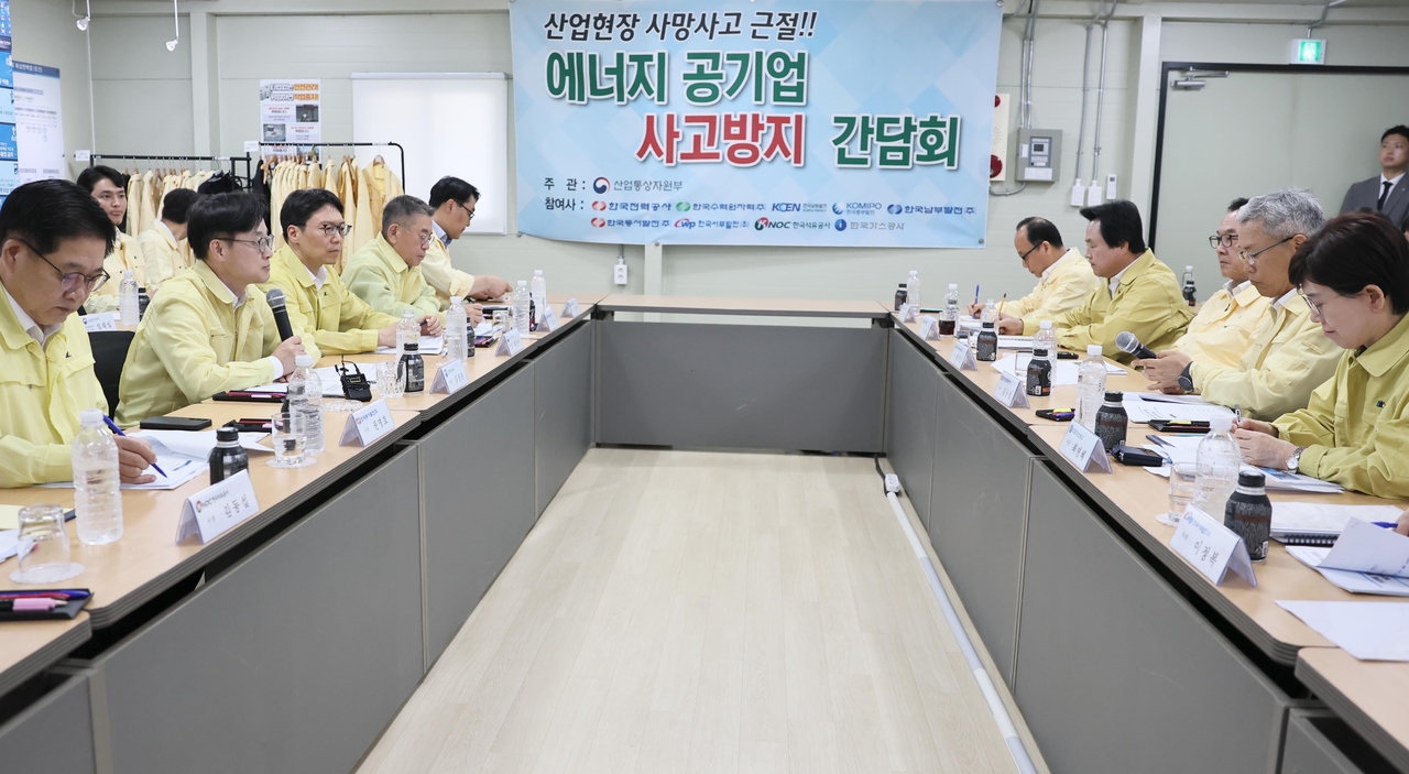 김정관 산업통상자원부 장관이 5일 경기 신가평변환소에서 중대재해 예방을 위한 간담회를 주재하고 있다. [산업통상자원부 제공]