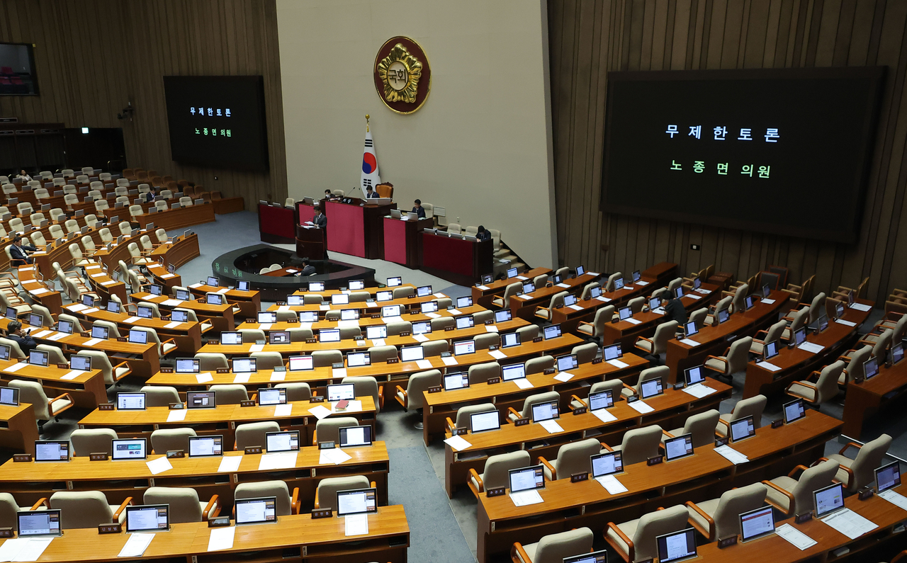This photo shows an ongoing filibuster to block a contentious broadcasting bill during a plenary session at the National Assembly in Seoul on Tuesday. (Yonhap)