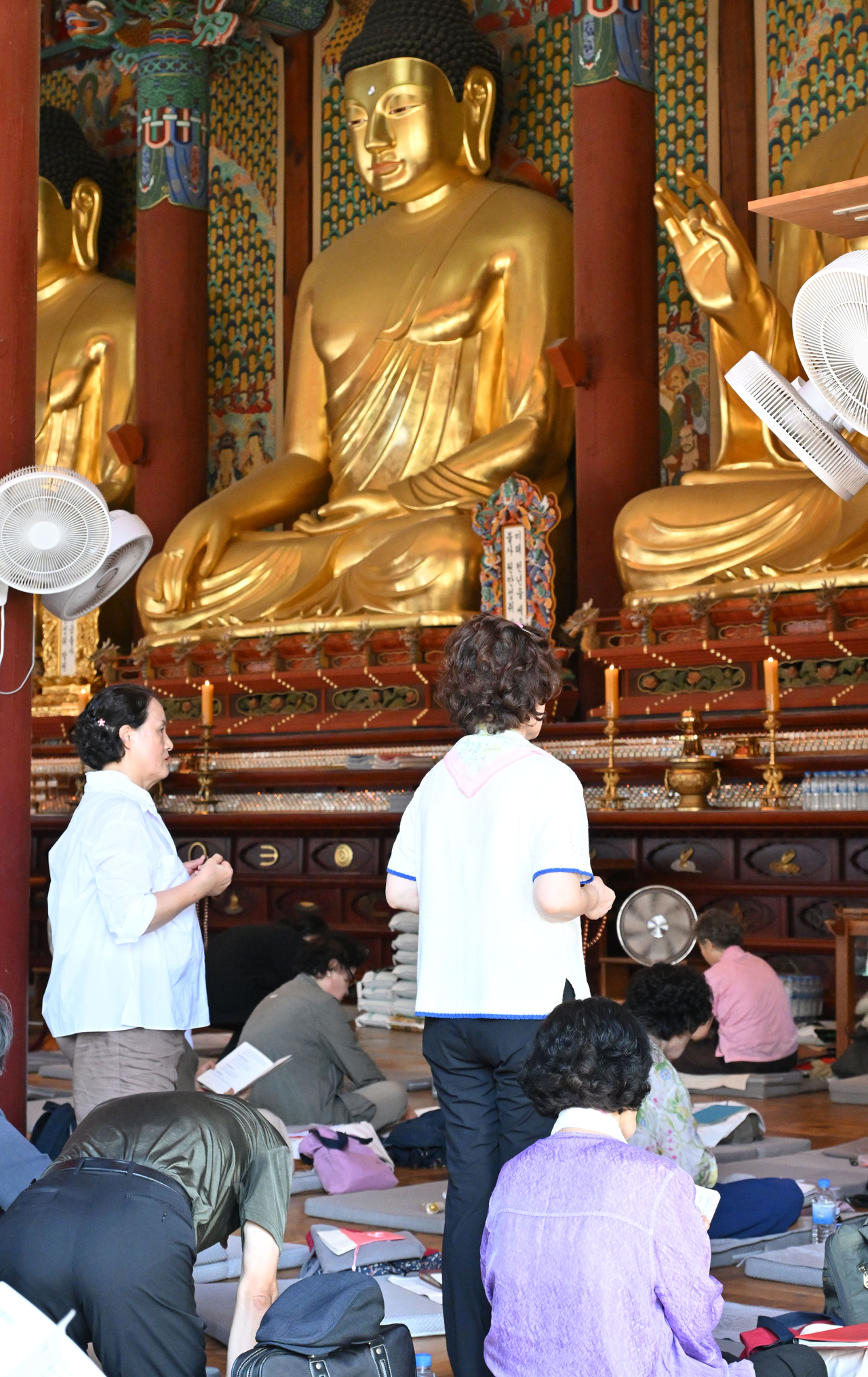 People gather to pray at the Jogyesa in Seoul on Tuesday, 100 days ahead of the Suneung standardized test. (Im Se-jun/The Korea Herald)