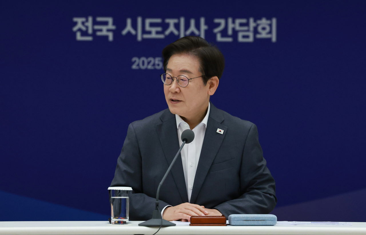 President Lee Jae Myung speaks during a meeting with mayors of metropolitan cities and governors of provinces nationwide at the presidential office in Seoul on Friday. (Yonhap)