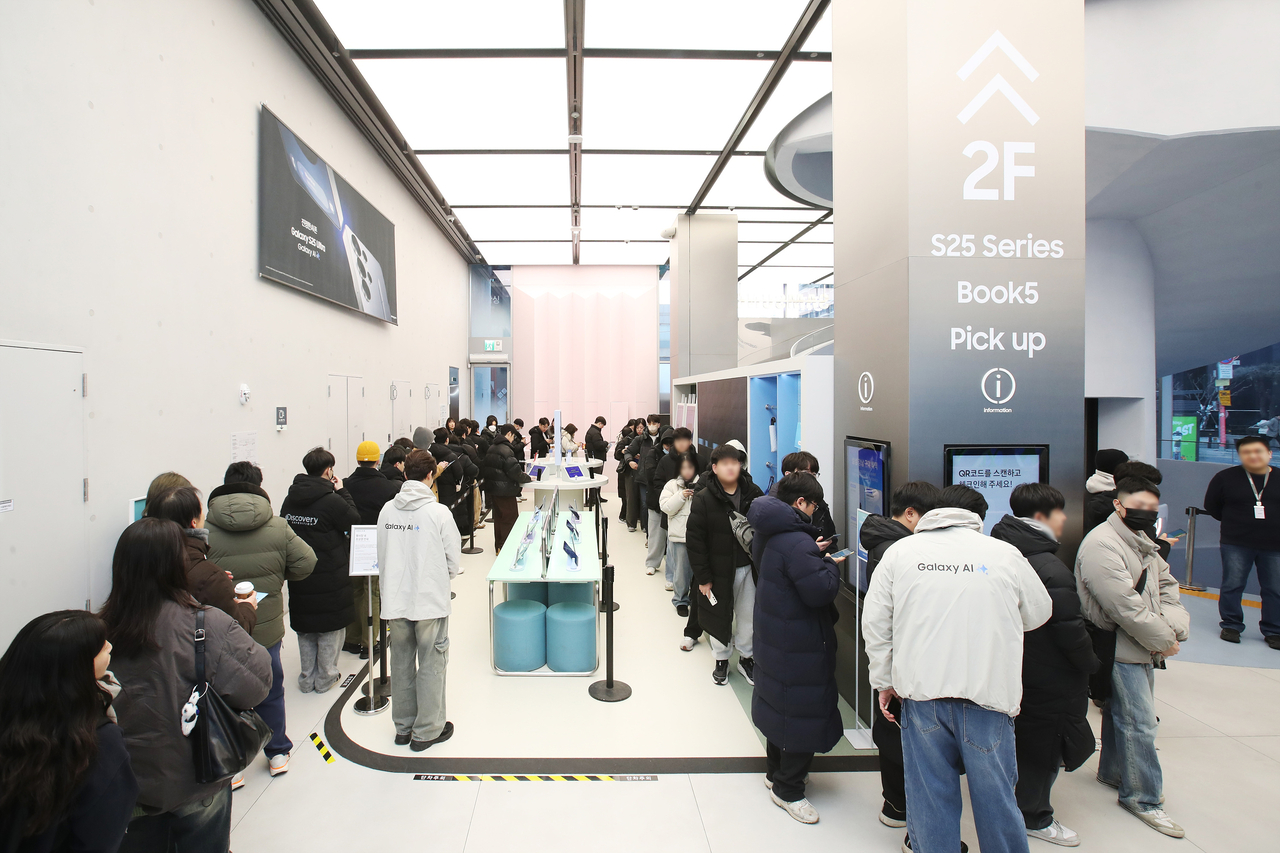 지난 2월 4일 삼성 강남에서 ‘토토사이트 드래곤 먹튀 S25 시리즈’ 사전 개통을 위해 방문한 고객들. [삼성전자 제공]