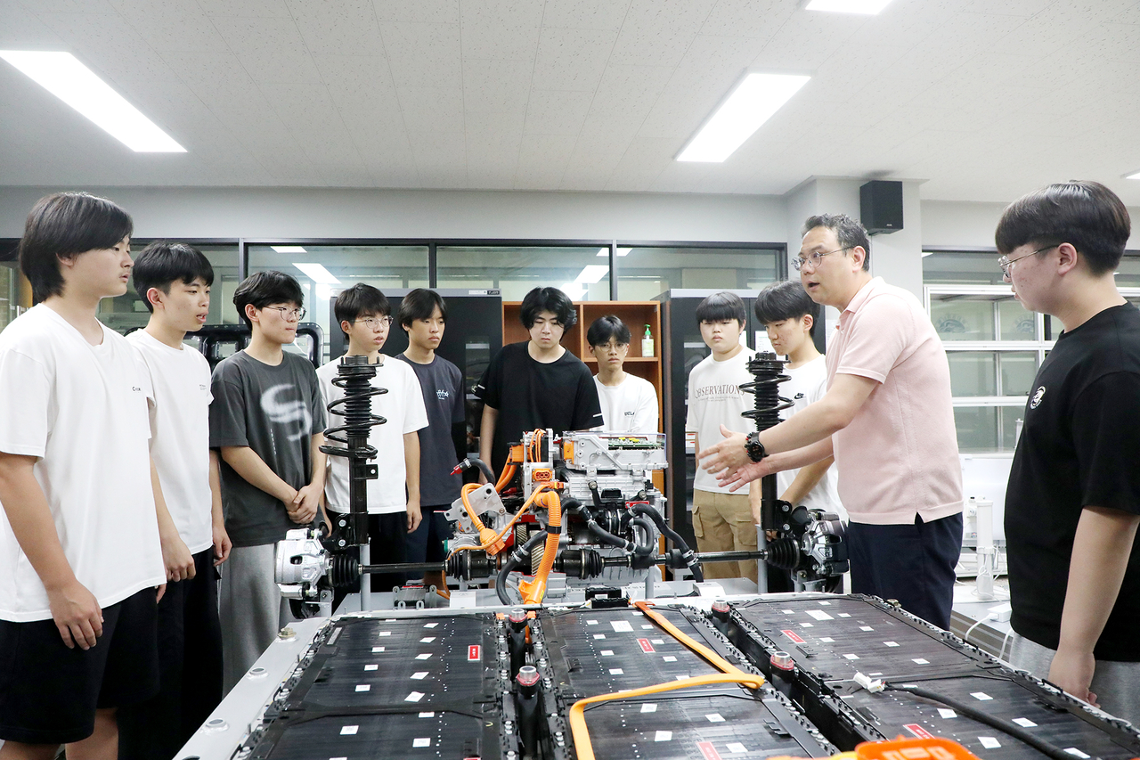 스마트e자동차과 류경진 교수가 학생들에게 전기자동차에 대해 설명하고 있다.[영남이공대 제공]