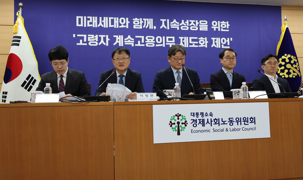 지난 5월 8일 서울 종로구 대통령 직속 경제사회노동위원회에서 열린 ‘고령자 계속고용의무 제도화 공익위원 제언’ 브리핑에서  이영면 인구구조 변화 대응 계속고용위원회 위원장이 발언을 하고 있다. [연합]