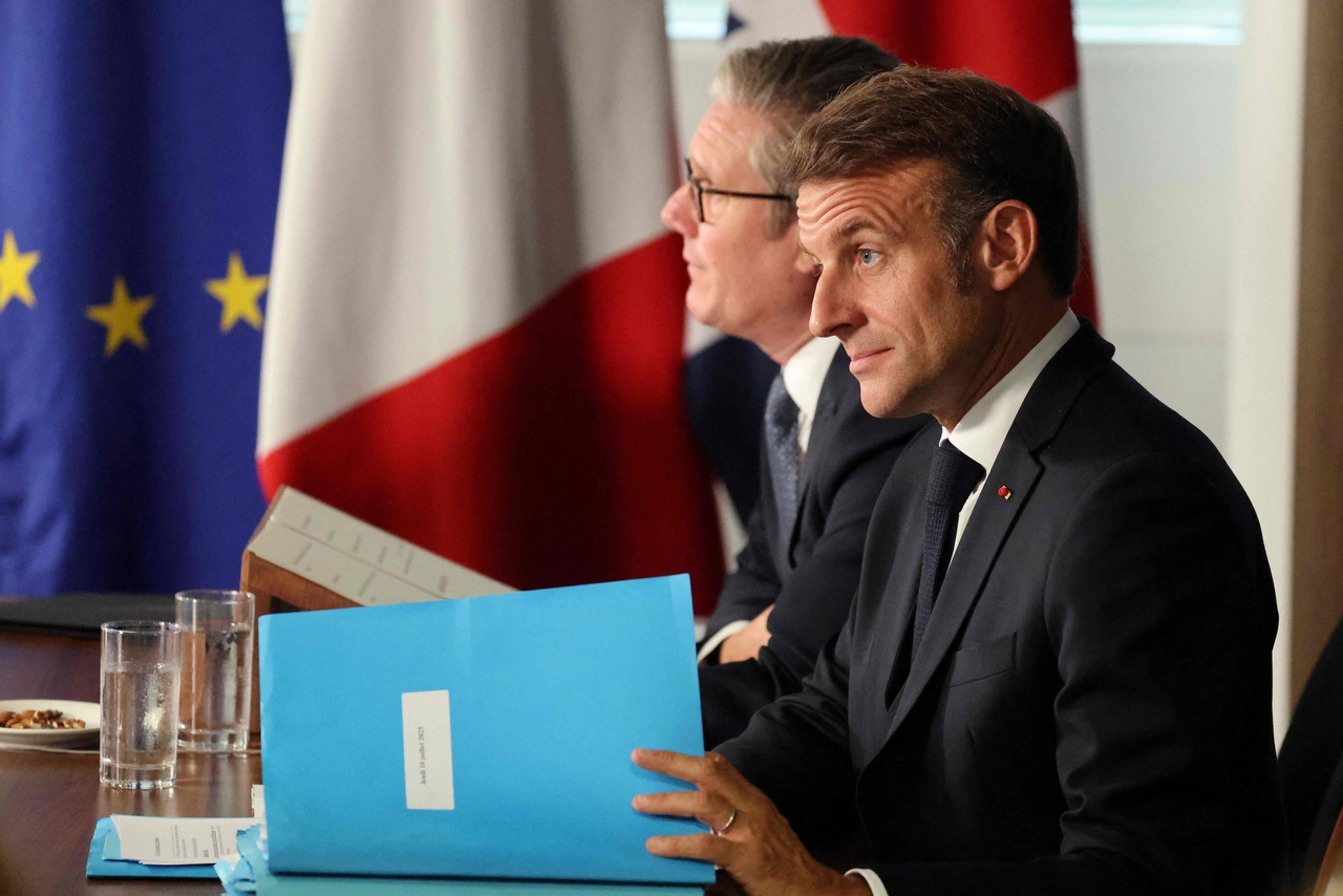 Britain's Prime Minister Keir Starmer (left) and France's President Emmanuel Macron take part in a conference in London, July 10. (AFP-Yonhap)