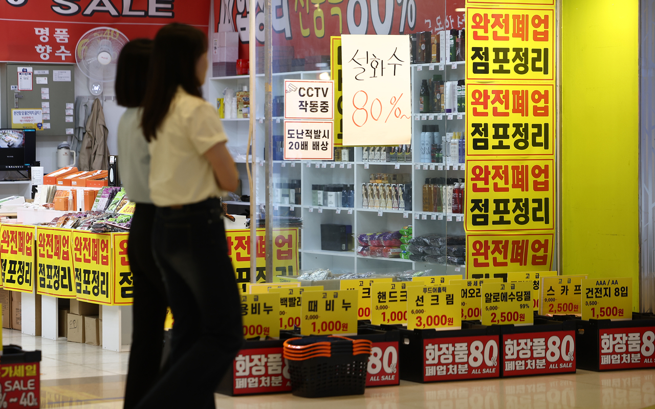 올해 상반기 국내 자영업자들의 실적이 크게 악화한 가운데 하반기 전망도 밝지 않다는 설문조사 결과가 나왔다. 자영업자 500명을 대상으로 조사한 결과, 올해 상반기 응답자들의 순이익은 작년 동기보다 15.3％ 감소한 것으로 나타났다. 7월 10일 서울 서초구 양재역 한 상점에 폐업 관련 안내문이 붙어 있다. [연합]