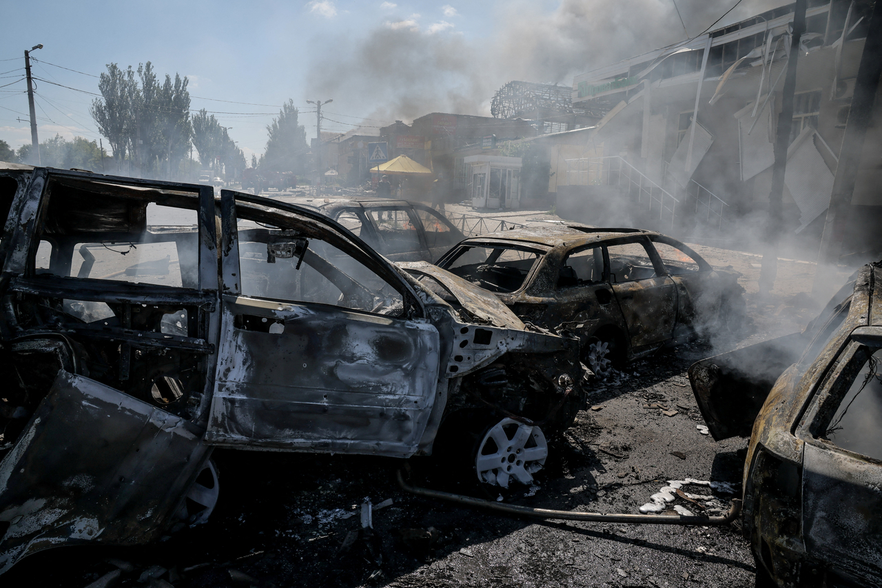 Burned cars sit at the site of a Russian drone strike in Druzhkivka, Donetsk, Ukraine, Saturday. (Reuters-Yonhap)