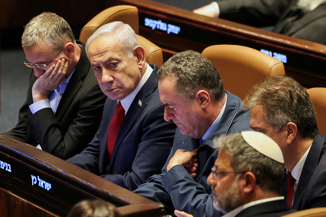 Israeli Prime Minister Benjamin Netanyahu (second from left) attends a discussion in Jerusalem, July 23. (Reuters-Yonhap)