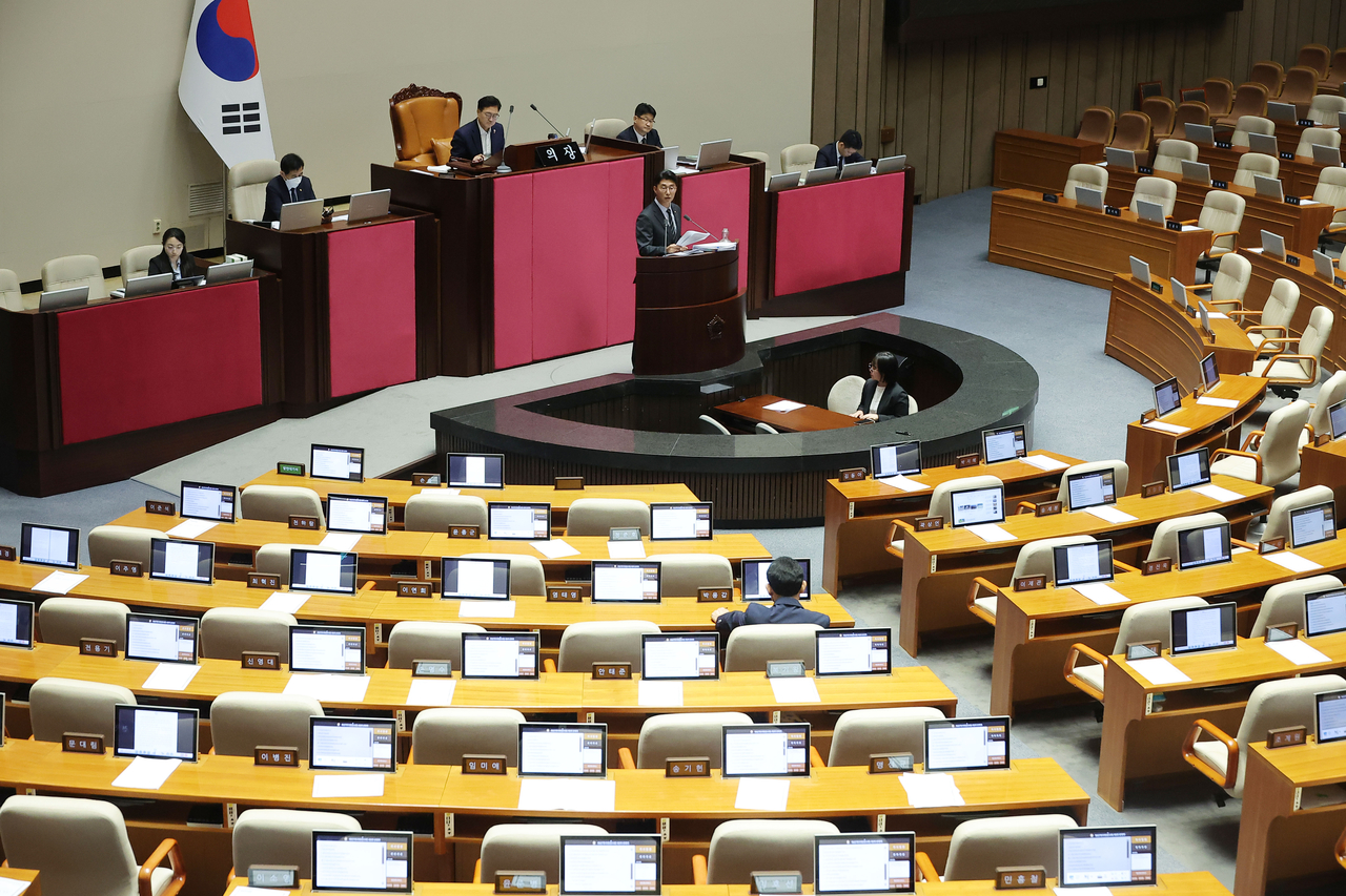 5일 토토사이트 메인 디자인 본회의에서 노종면 더불어민주당 의원이 방송법 일부개정법률안 관련 무제한 토론(필리버스터)을 이어가고 있다. [연합]