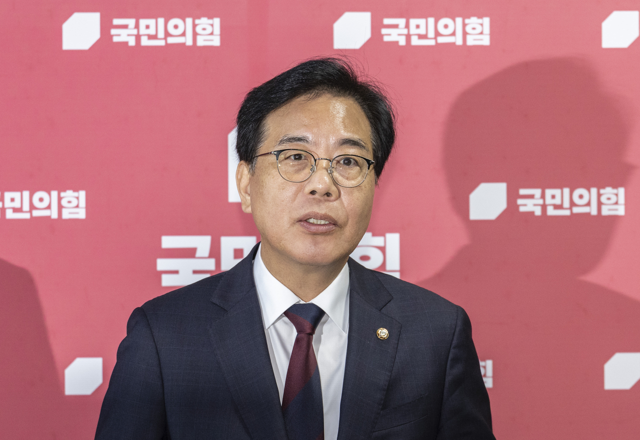 송언석 국민의힘 비상대책위원장 겸 원내대표가 5일 오후 국회에서 이춘석 국회 법제사법위원장이 차명으로 토토사이트 순수익에 투자했다는 의혹과 관련한 입장을 밝히고 있다. [연합]