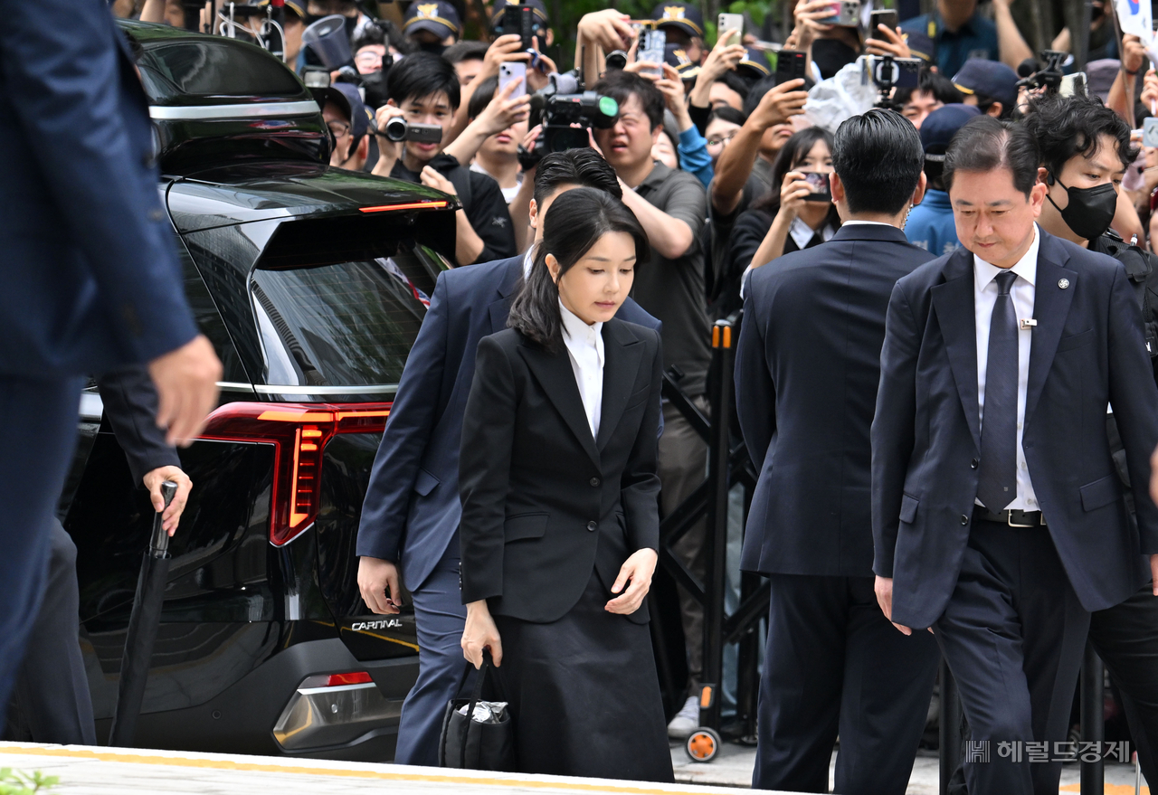 윤석열 전 대통령 부인 김건희 여사가 6일 오전 서울 종로구 민중기 특검 사무실에 조사받기 위해 피의자 신분으로 출석하고 있다. 임세준 토토사이트 토토나라