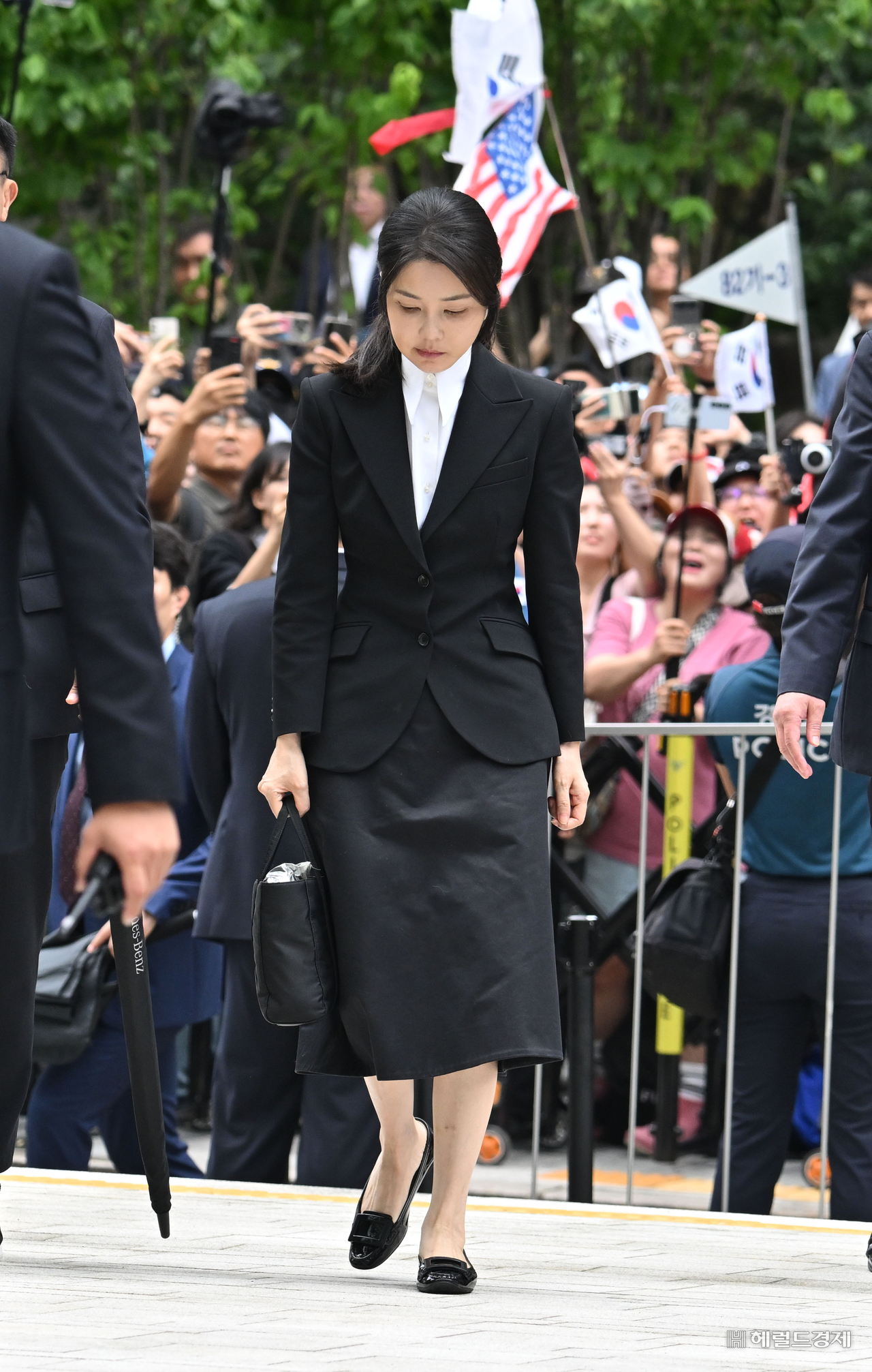 윤석열 전 대통령 부인 김건희 여사가 6일 오전 서울 종로구 민중기 특검 사무실에 조사받기 위해 피의자 신분으로 출석하고 있다. 임세준 토토사이트 토토나라