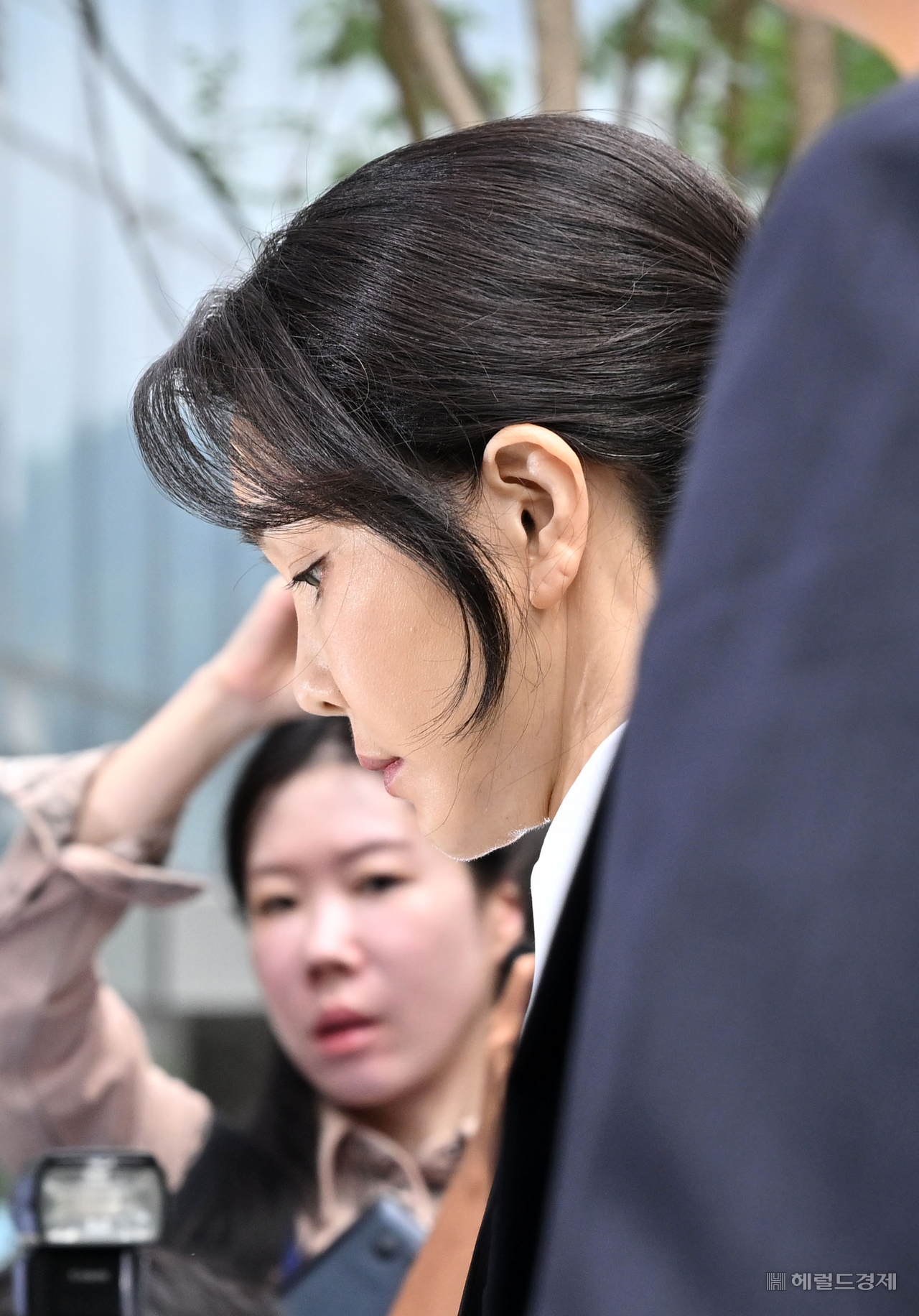 윤석열 전 대통령 부인 김건희 여사가 6일 오전 서울 종로구 민중기 특검 사무실에 조사받기 위해 피의자 신분으로 출석하고 있다. 임세준 토토사이트 토토나라