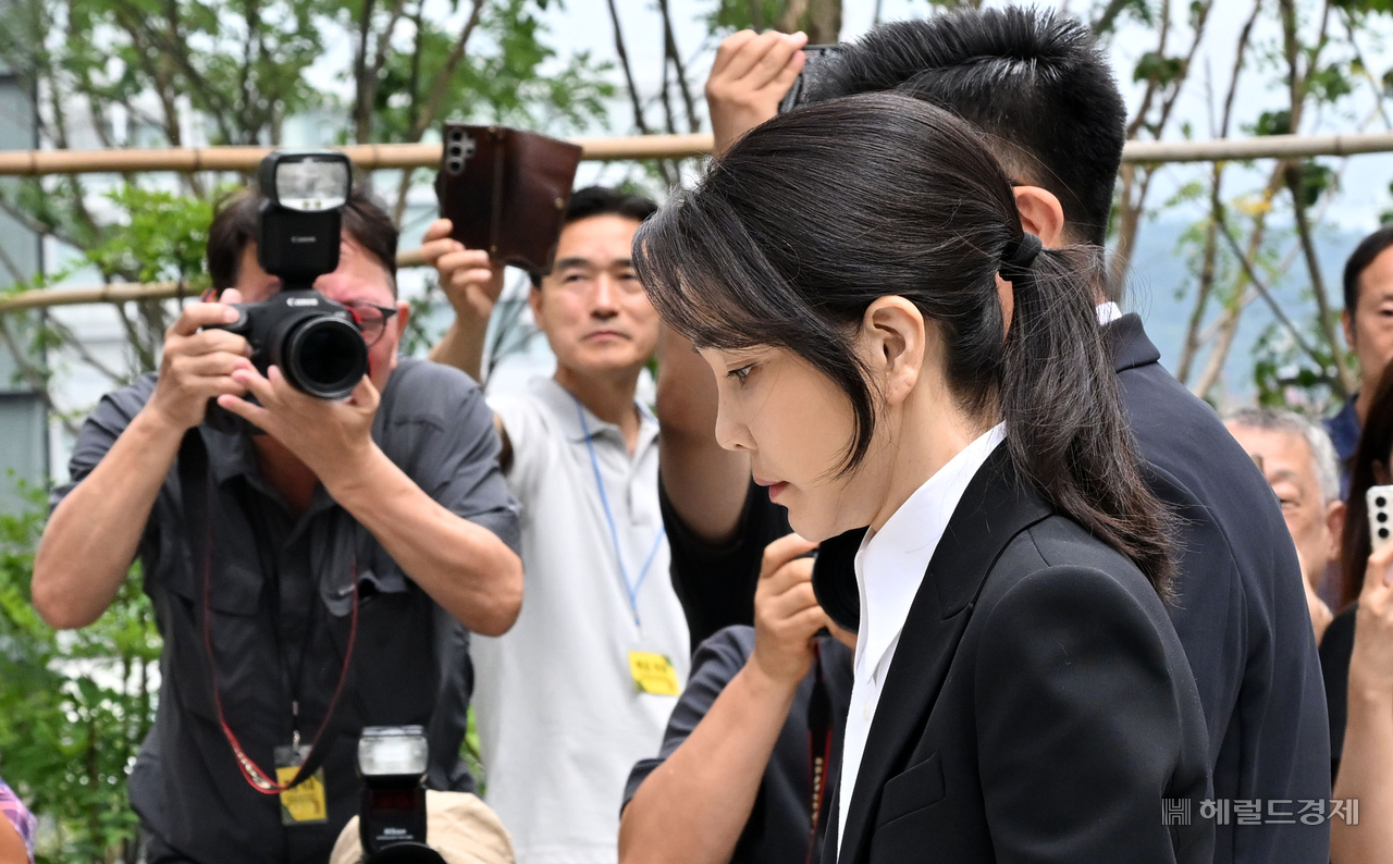 윤석열 전 대통령 부인 김건희 여사가 6일 오전 서울 종로구 민중기 특검 사무실에 조사받기 위해 피의자 신분으로 출석하고 있다.  임세준 토토사이트 토토나라