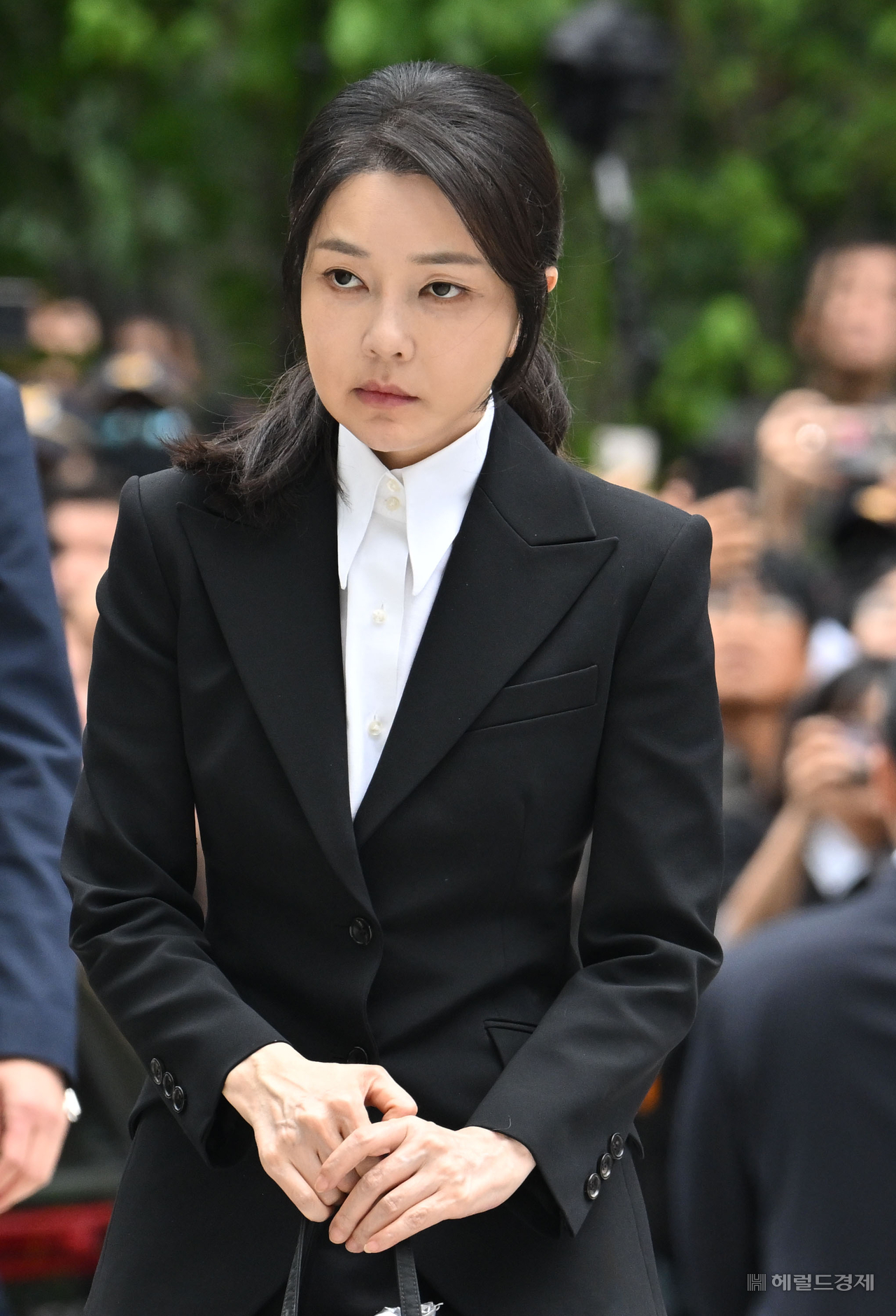 윤석열 전 대통령 부인 김건희 여사가 6일 오전 서울 종로구 민중기 특검 사무실에 조사받기 위해 피의자 신분으로 출석하고 있다. 임세준 토토사이트 토토나라