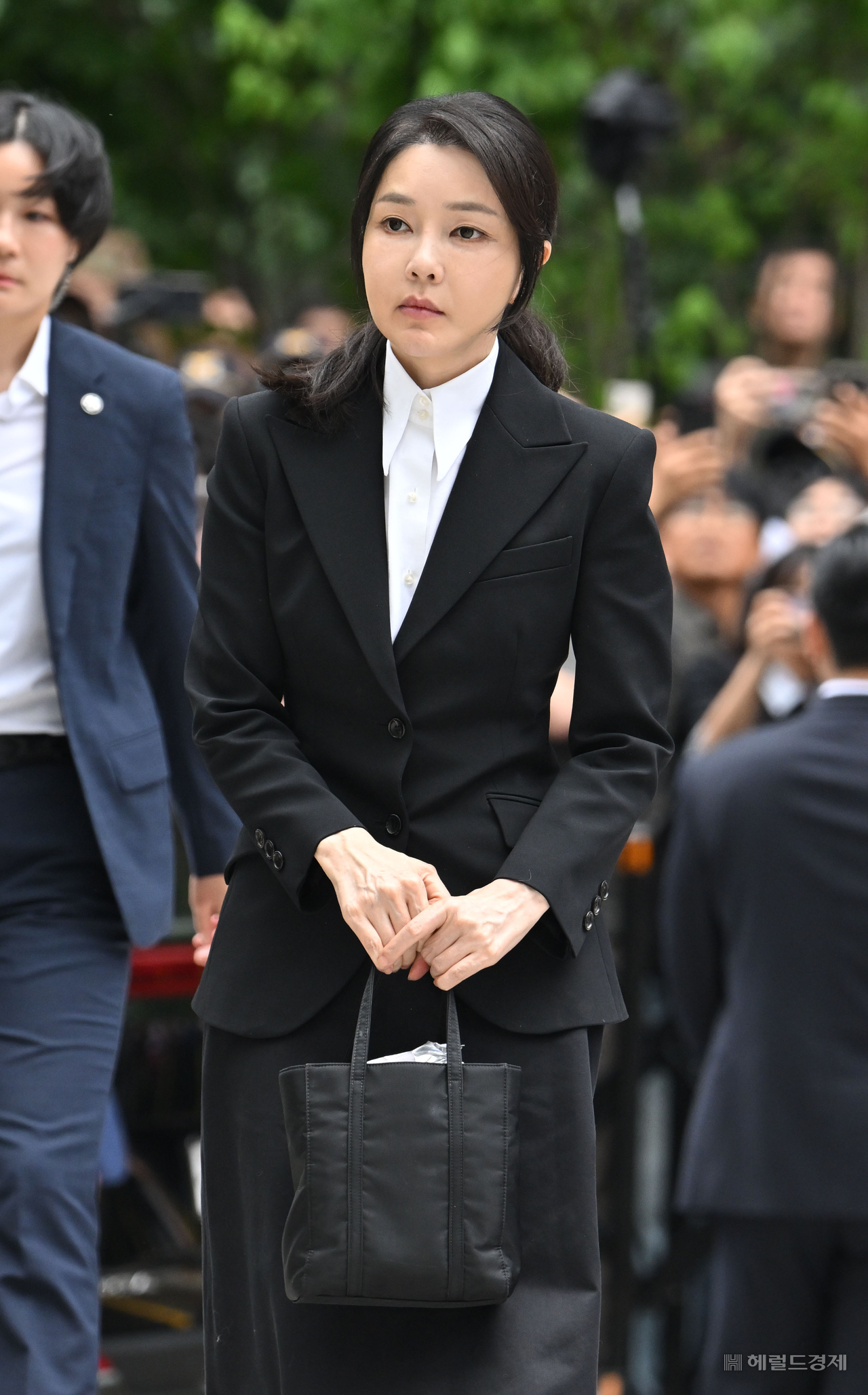 윤석열 전 대통령 부인 김건희 여사가 6일 오전 서울 종로구 민중기 특검 사무실에 조사받기 위해 피의자 신분으로 출석하고 있다.  임세준 토토사이트 토토나라