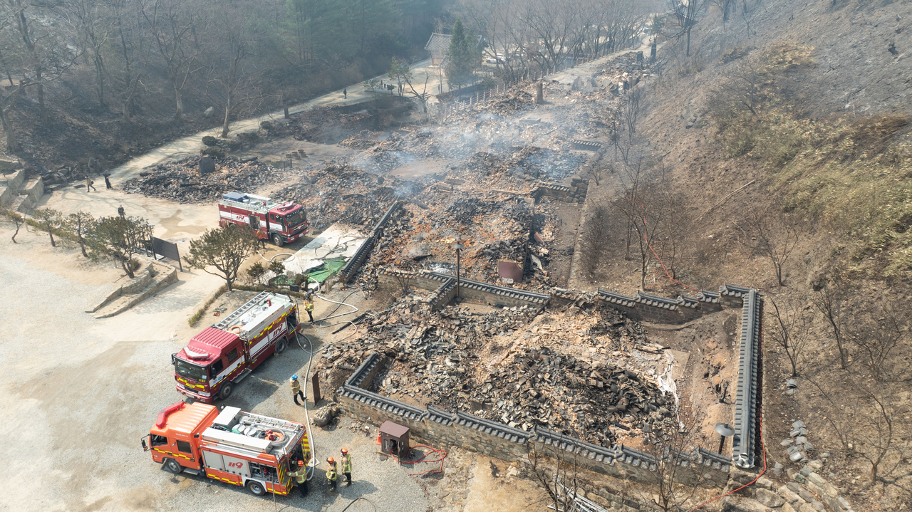 3월 26일 경북 의성군 단촌면 고운사 가운루를 비롯한 건물들이 전날 번진 산불에 모두 불에타 흔적만 남아 있다. 이번 화재로 국가 지정 문화유산 보물로 지정된 가운루와 연수전 등이 소실됐다. 의성=이상섭 기자