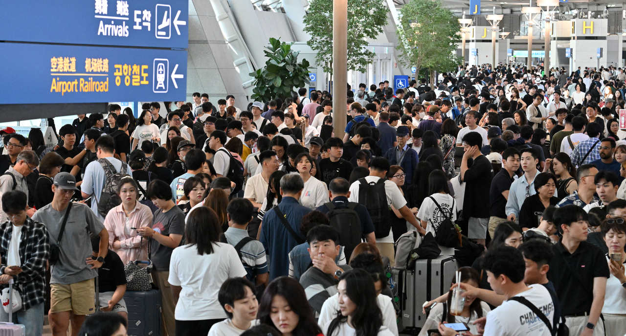 여행자보험 시장이 3년 새 신계약 건수가 19배 늘었고, 항공 지연·열사병 등 보장도 다양해지고 있다. 사진은 지난달 25일 오전 인천국제공항 제1터미널이 출국하는 여행객들로 붐비는 모습. [헤럴드DB]