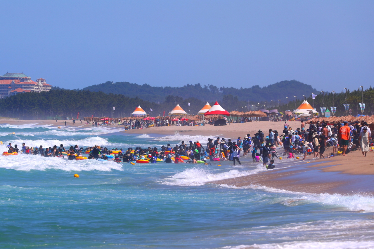 People enjoy the water at Naksan Beach in Yangyang, Gangwon Province, on Aug. 12. (Yonhap)