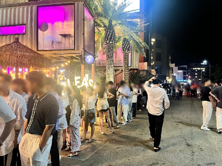 People lining up to enter a nightclub in Yangyang. (X)