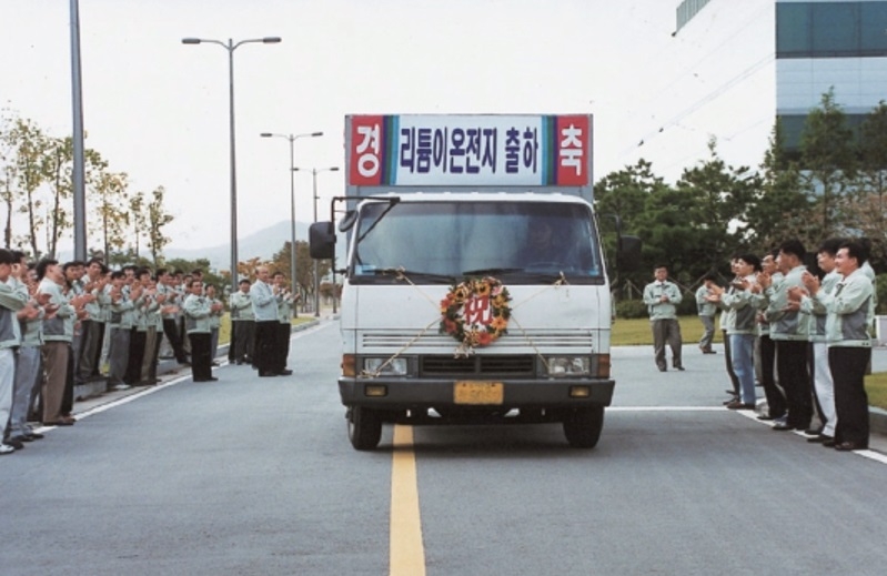 토토사이트 테이블SDI가 지난 1998년 10월 당시 최고 용량인 1650mAh 원통형 리튬이온배터리를 출하하는 모습 [토토사이트 테이블SDI 제공]