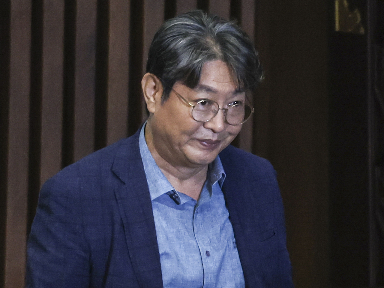 차명 주식거래 의혹을 받는 이춘석 더불어민주당 의원이 5일 오후 서울 여의도 국회에서 열린 본회의에 참석해 방송법 개정안에 대한 기표를 한 뒤 이동하고 있다. 임세준 기자