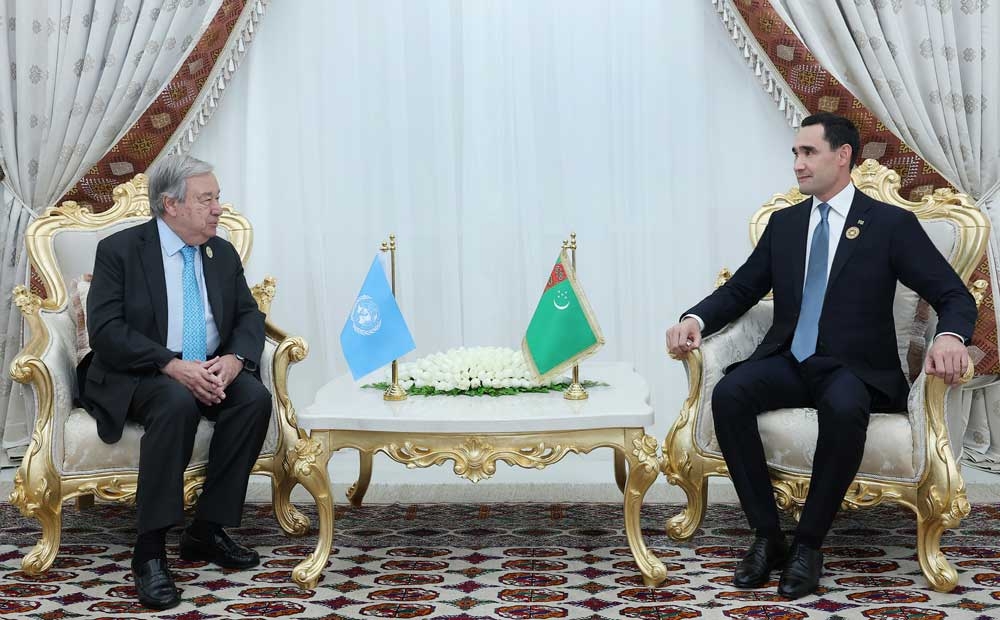 Turkmen President Serdar Berdimuhamedov(right)  meets United Nations Secretary-General Antonio Guterres in Turkmenistan on Monday. (Turkmengeology State Corporation)
