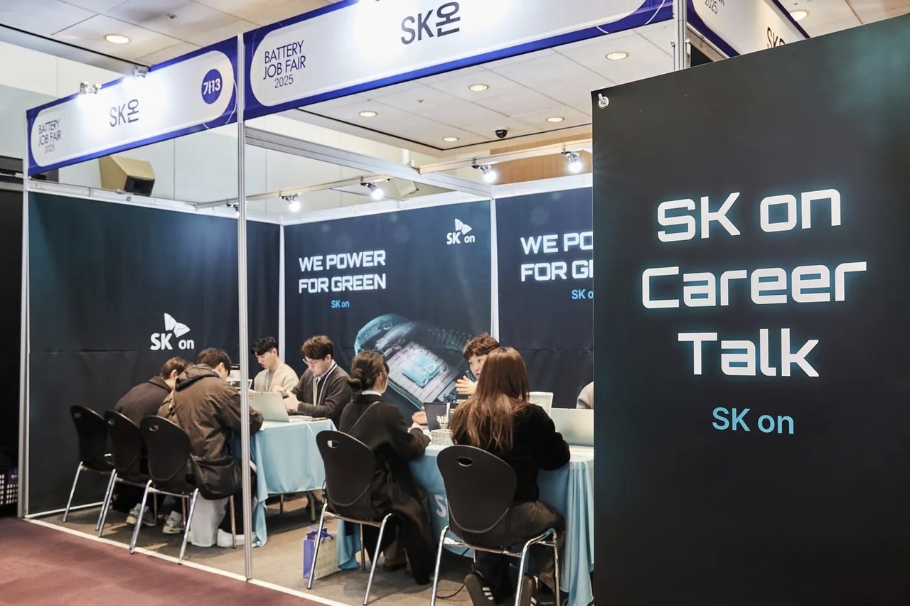 Job seekers attend a career consultation session at the SK On booth during the Battery Job Fair, held on March 6 at COEX in Seoul. Despite a temporary slowdown in global electric vehicle demand, major battery firms including SK On continued outreach efforts to recruit talent for core R&D positions. (SK On)