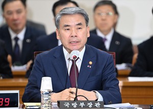 Special counsel raids foreign ministry in probe into ex-defense chief