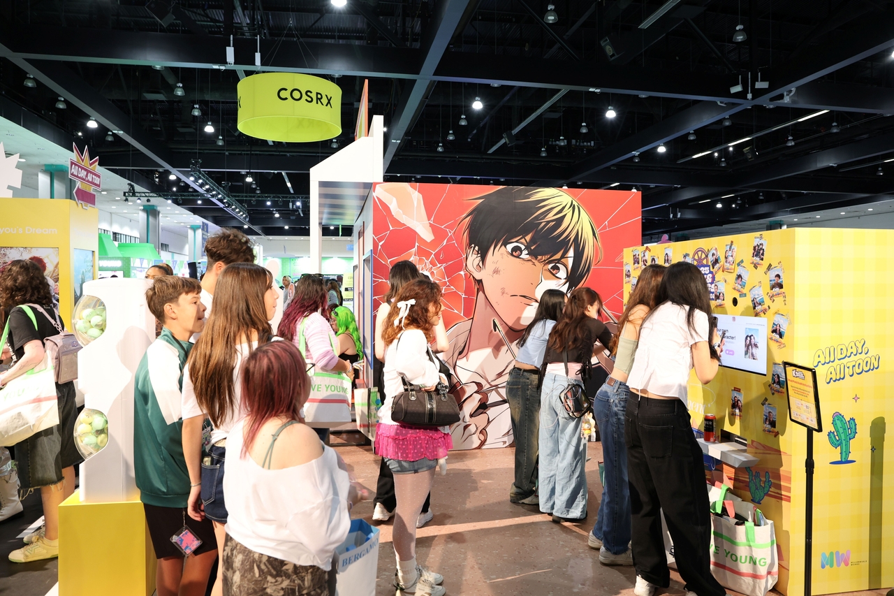 Visitors browse webtoon exhibits at the Korea Creative Content Agency's "K-Story&Comics in America" exhibition during KCON LA in Los Angeles, Aug. 1-3. (Korea Creative Content Agency)