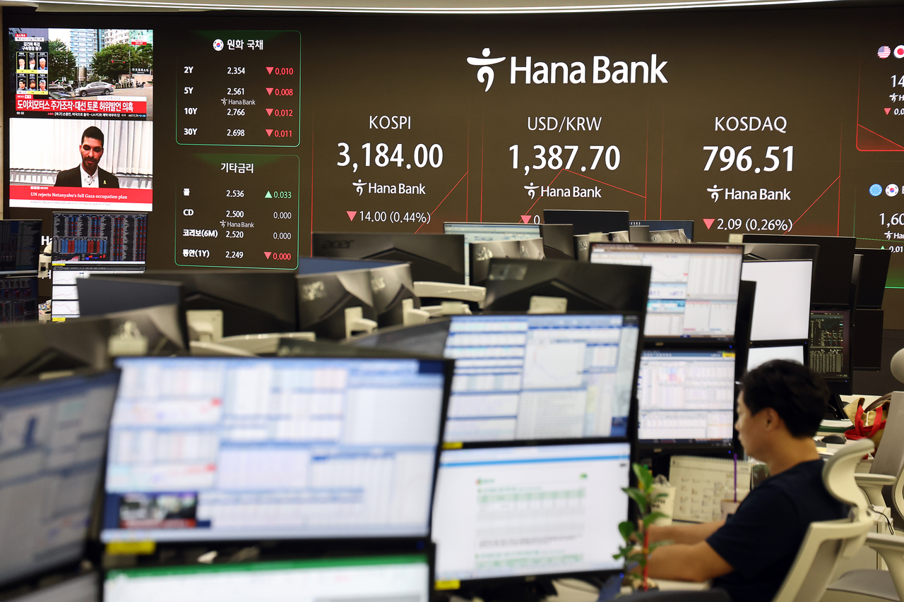 Dealers monitor market movements in the dealing room at Hana Bank’s headquarters in central Seoul, Wednesday. (Yonhap)