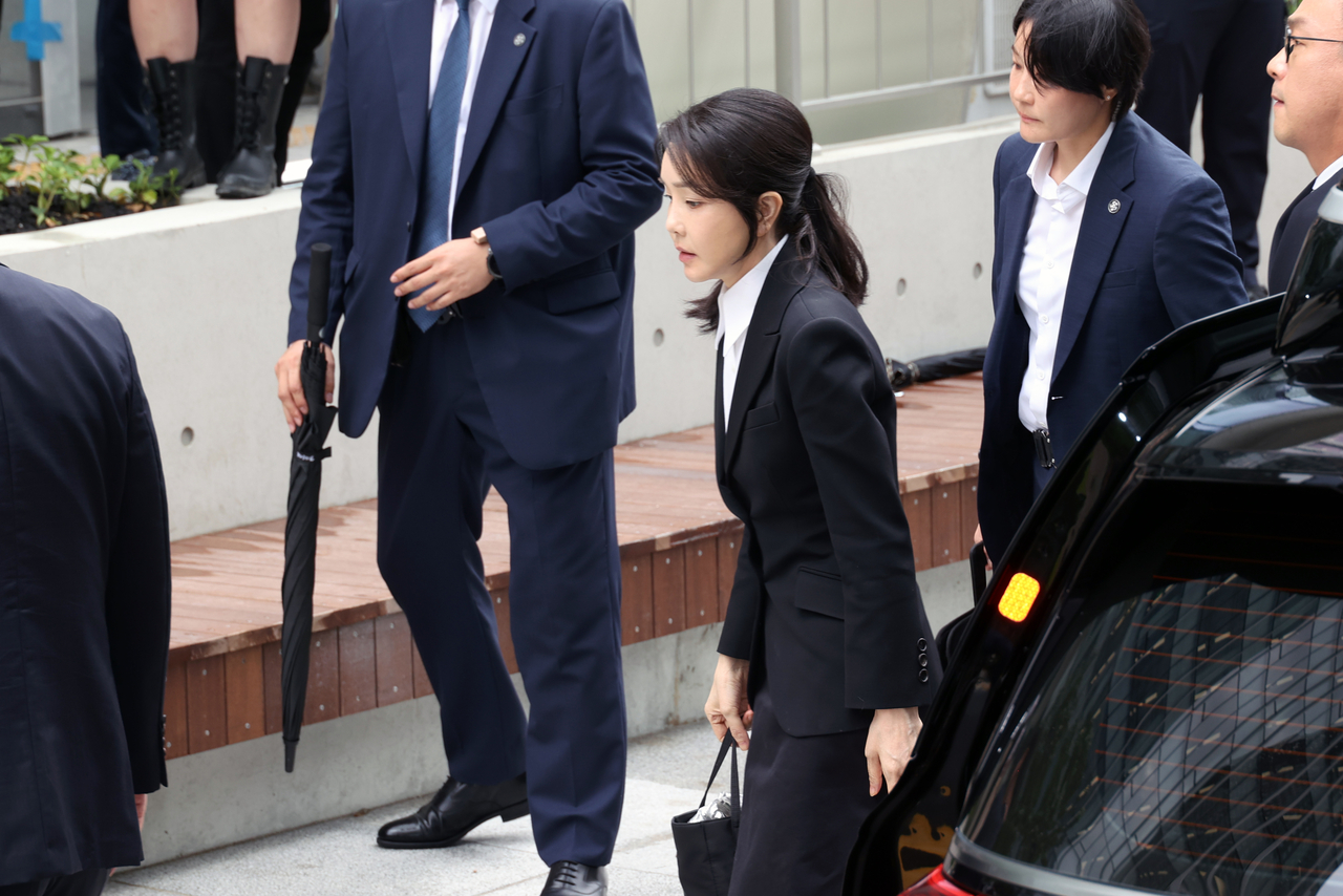 윤석열 전 대통령 부인 김건희 여사가 6일 오전 서울 종로구 민중기 특검 사무실에 블랙토토받기 위해 피의자 신분으로 출석하고 있다. 김 여사의 소환블랙토토는 지난 7월 2일 특검이 수사를 개시한 지 35일 만이다. 도이치모터스 주가조작 의혹과 공천개입 의혹, 건진법사 청탁 의혹 등 특검법상 김 여사에 대한 수사 대상 의혹은 총 16개에 이르며, 전·현직 대통령 부인이 수사기관에 피의자로 공개 출석하는 것은 헌정사상 처음이다. 사진공동취재단