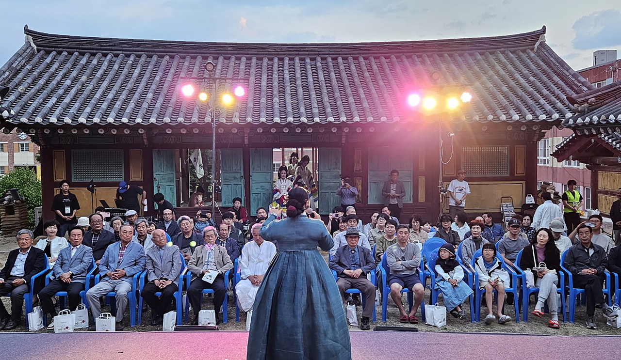 영주시가 오는 9일 오후 7시 30분 영주향교에서 시민과 관광객을 위한 문화공연 ‘향교에서 즐기는 선비들의 가무악’을 연다. 사진은 지난해 공연 모습. [영주시제공]