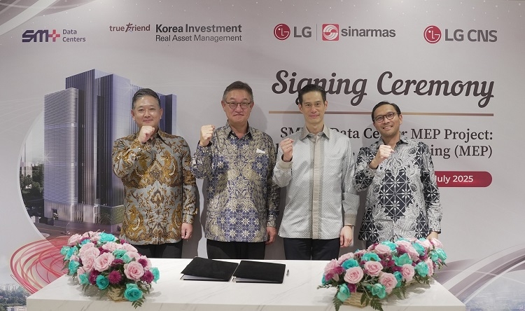 LG CNS CEO Hyun Shin-kyun (second from left) and Bill Cheng (third from left), chair of Sinar Mas Group subsidiary SM+, pose for a photo during a partnership signing event in July. (LG CNS)