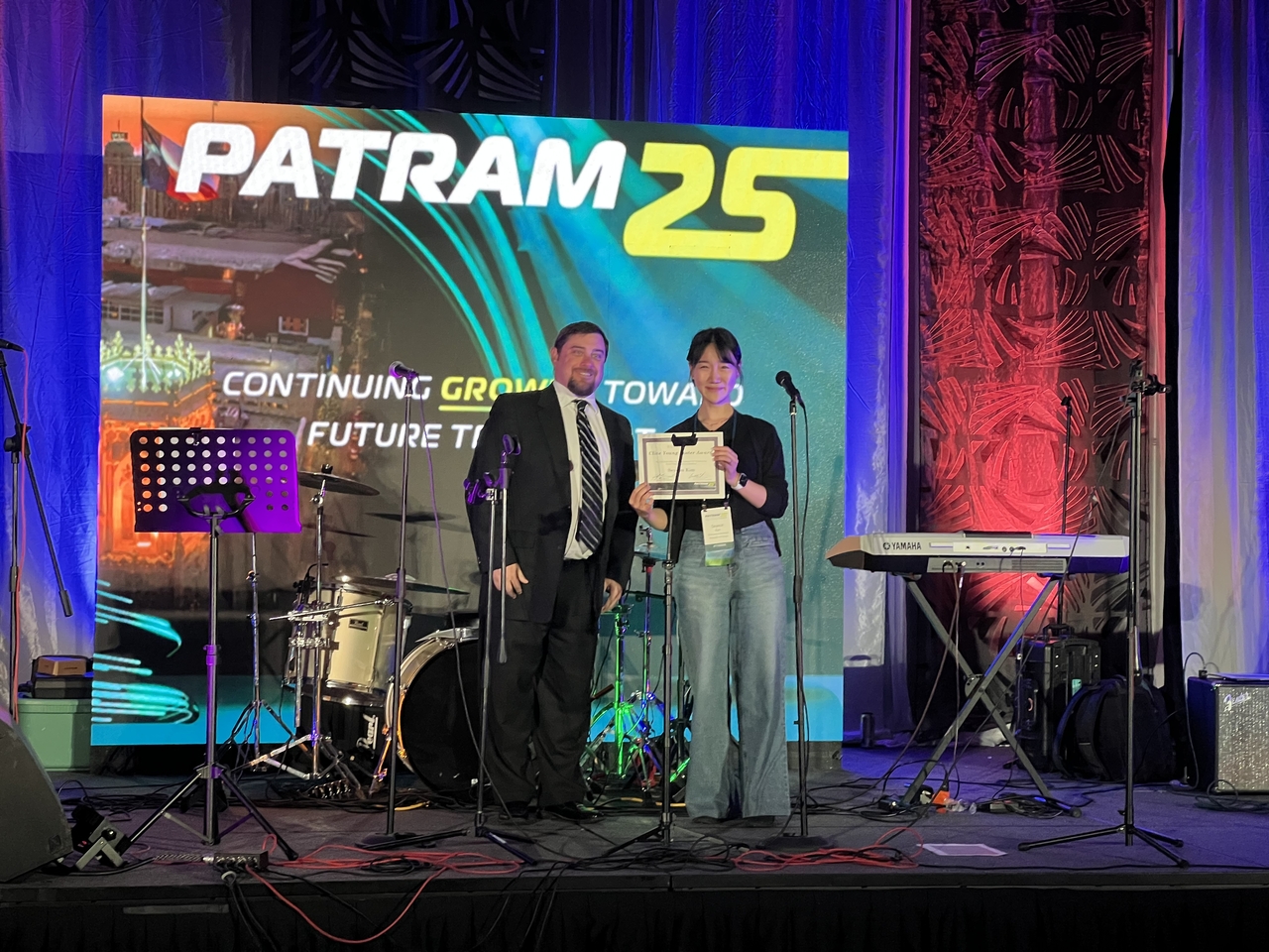 김세연 계명대 박사(오른쪽)가 최근 미국 텍사스주 샌안토니오에서 열린 PATRAM 2025 국제학술대회에서 Clive Young Poster Award를 수상한 후 기념촬영을 하고 있다.[계명대 제공]