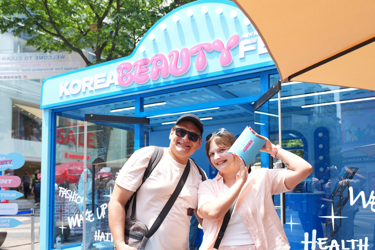 코리아뷰티페스티벌 웰컴센터에 방문한 외국인 관광객