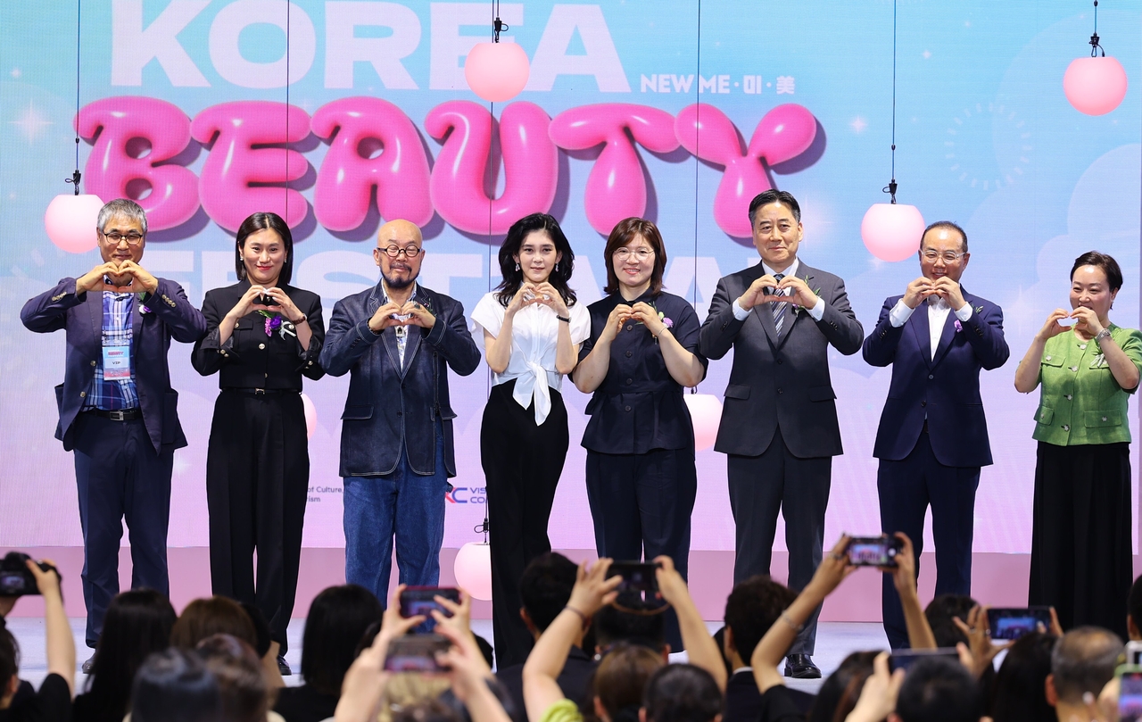 이부진(가운데) 위원장이 이끄는 한국방문의해위원회의 코리아뷰티페스티벌 개막식 모습