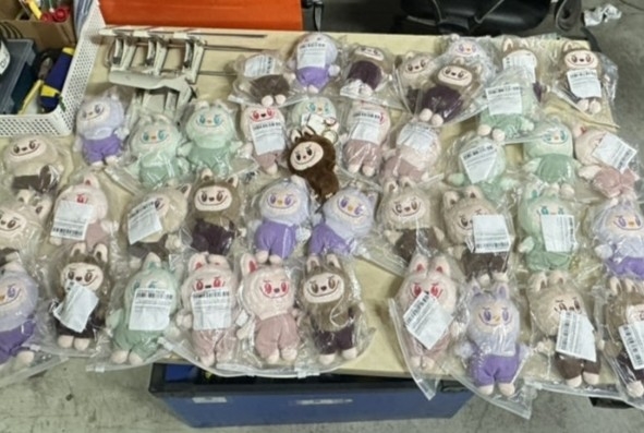 세관에 적발된 라부부 위조 의심 제품. [관세청]
